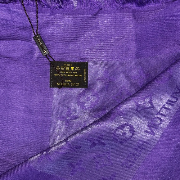Louis Vuitton Monogramed Silk Shawl. 60% silk, 40% wool. - Picture 5 of 15